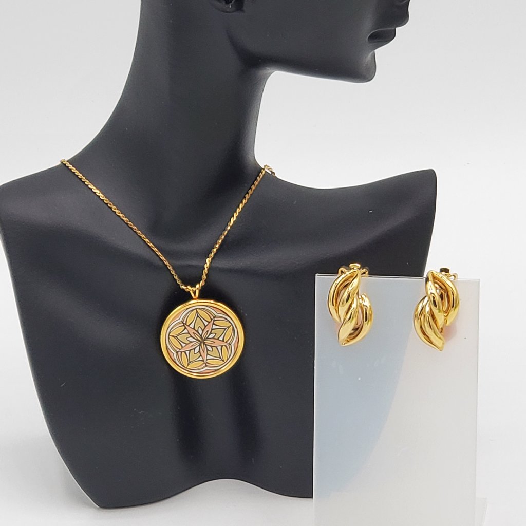 Signed Reed Barton Gold-Tone Pendant Chain Necklace And Twist Clip-On Earrings 39$